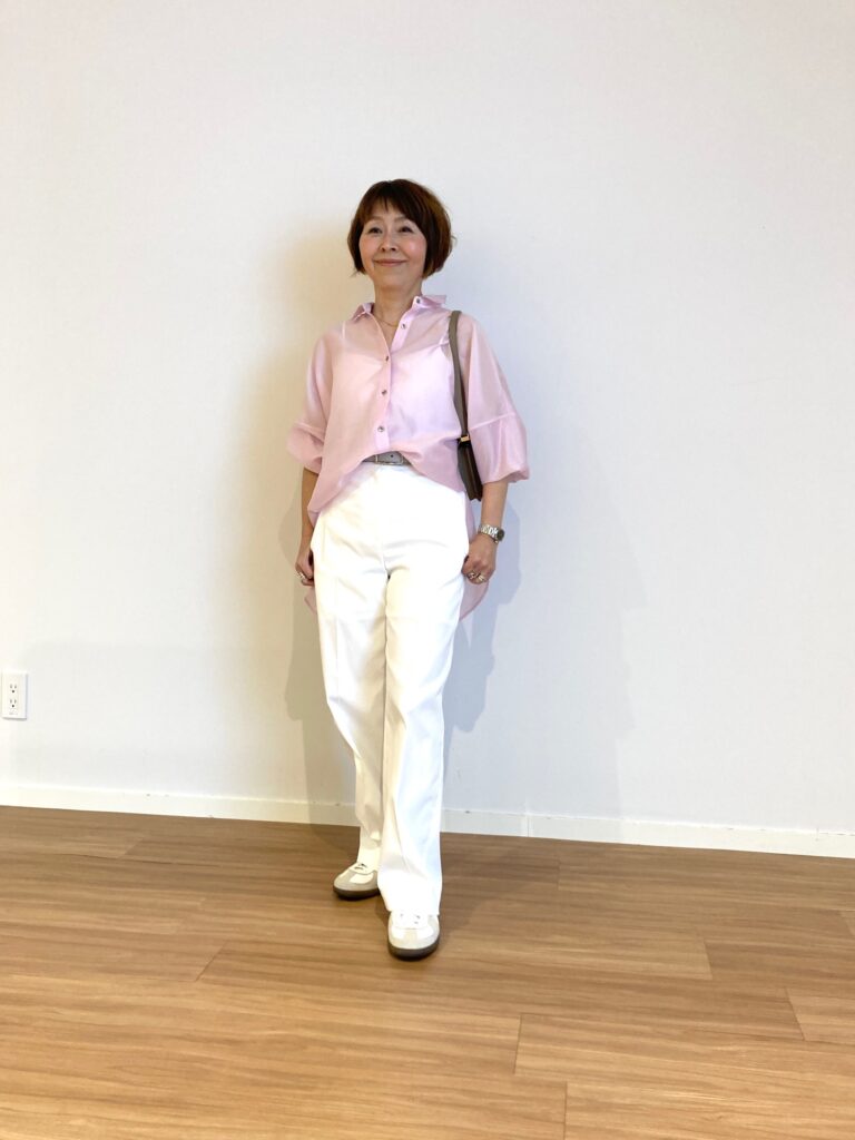 シアードルマンメタルボタンシャツ（PINK）￥ 8,990、テックチノストレートパンツ（WHITE）￥13,000／プラステ