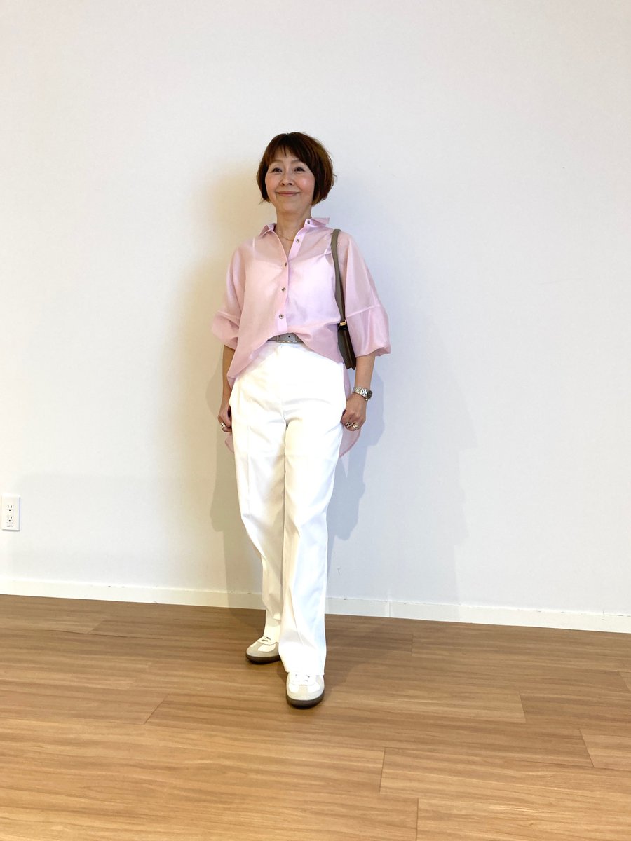 シアードルマンメタルボタンシャツ（PINK）￥ 8,990、テックチノストレートパンツ（WHITE）￥13,000／プラステ