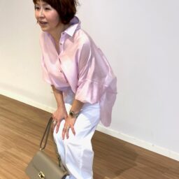 シアードルマンメタルボタンシャツ（PINK）￥ 8,990、テックチノストレートパンツ（WHITE）￥13,000／プラステ