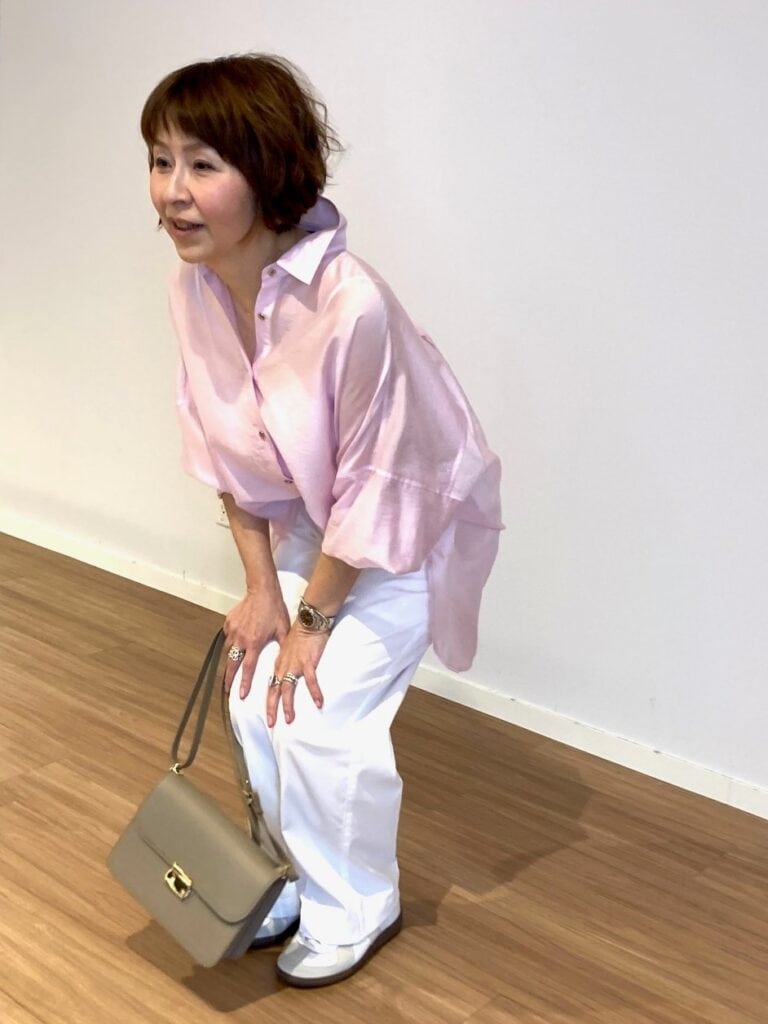 シアードルマンメタルボタンシャツ（PINK）￥ 8,990、テックチノストレートパンツ（WHITE）￥13,000／プラステ