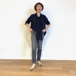 ドットプリントボウタイブラウス（NAVY）￥8,990、PLUS STYLE スティックジーンズ（GRAY）￥13,000、ポインテッドトゥスリングバックシューズ（SILVER）￥9,990／プラステ