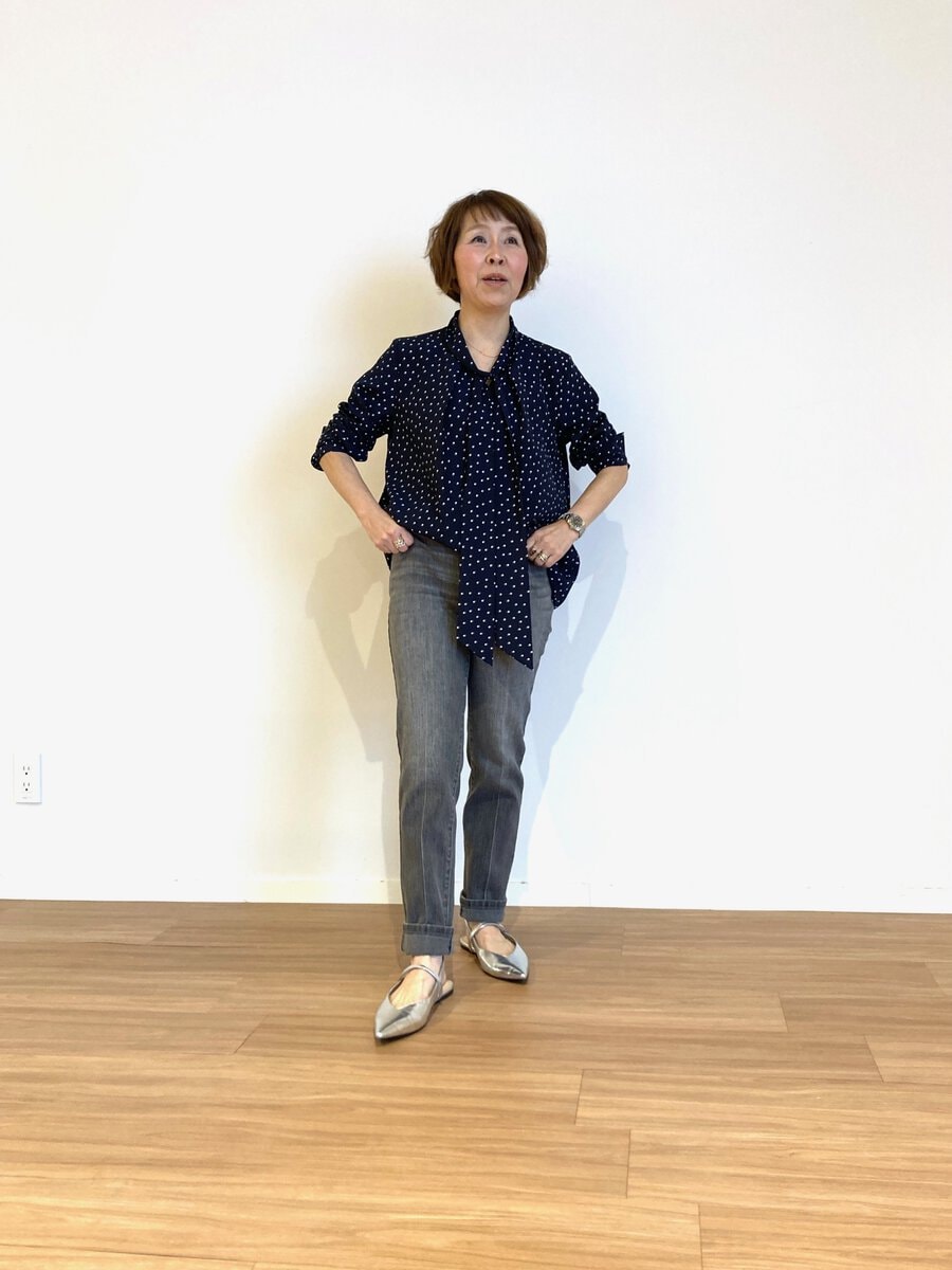 ドットプリントボウタイブラウス（NAVY）￥8,990、PLUS STYLE スティックジーンズ（GRAY）￥13,000、ポインテッドトゥスリングバックシューズ（SILVER）￥9,990／プラステ