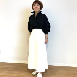 タイプライタークロップドシャツ（BLACK）￥9,990、テックチノタックスカート（WHITE）￥15,000