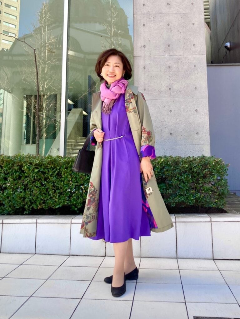 60代お手本スナップ】「セタイチロウ」のきれい色ワンピースで、ひと足