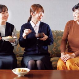 土屋さんの豚汁と由貴子さん手作りのおでんを賞味