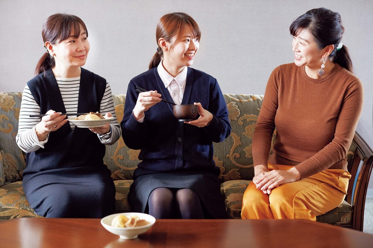 土屋さんの豚汁と由貴子さん手作りのおでんを賞味