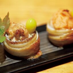 太刀魚を器に白子と明太子をあしらった焼き物