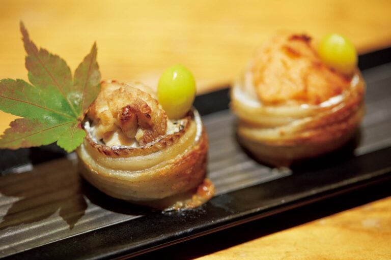 太刀魚を器に白子と明太子をあしらった焼き物