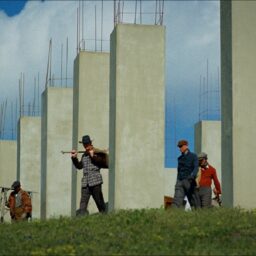 映画ブルータリストより場面写真建築現場
