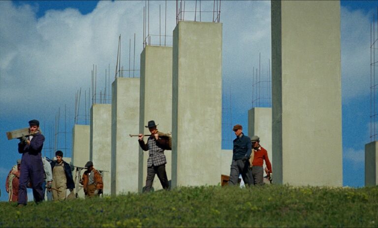 映画ブルータリストより場面写真建築現場