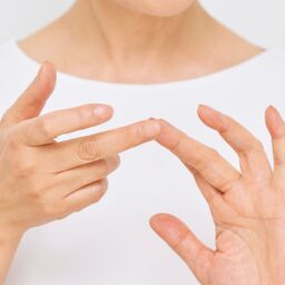 左右の指で練り合わせてやわらかく