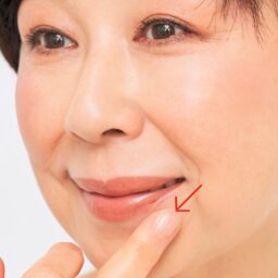 口角は斜め下方向にさすり流しながらなじませる