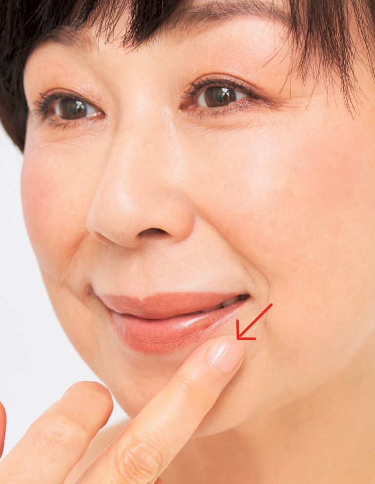 口角は斜め下方向にさすり流しながらなじませる