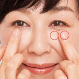 中指でのせ、薬指でトントンやさしくなじませる