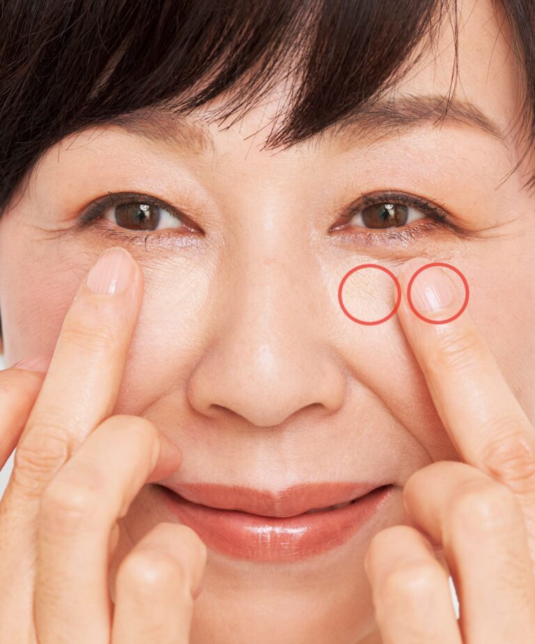 中指でのせ、薬指でトントンやさしくなじませる