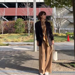 最初と同じコーデも、コートや小物を工夫して印象を変えたスタイリングに！