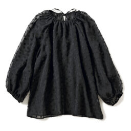 ブラウス¥7,689／ドゥクラッセ