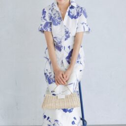 神秘的なブルーのカーネーションが印象的なセットアップ