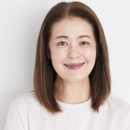 程よくボリュームのある自然なストレートに