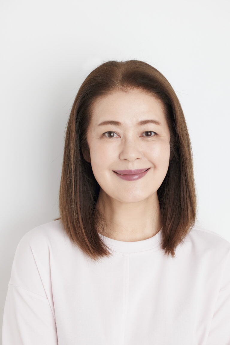 程よくボリュームのある自然なストレートに