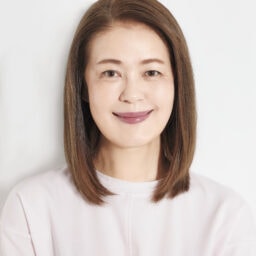 顔まわりのクセがツヤやかにストン