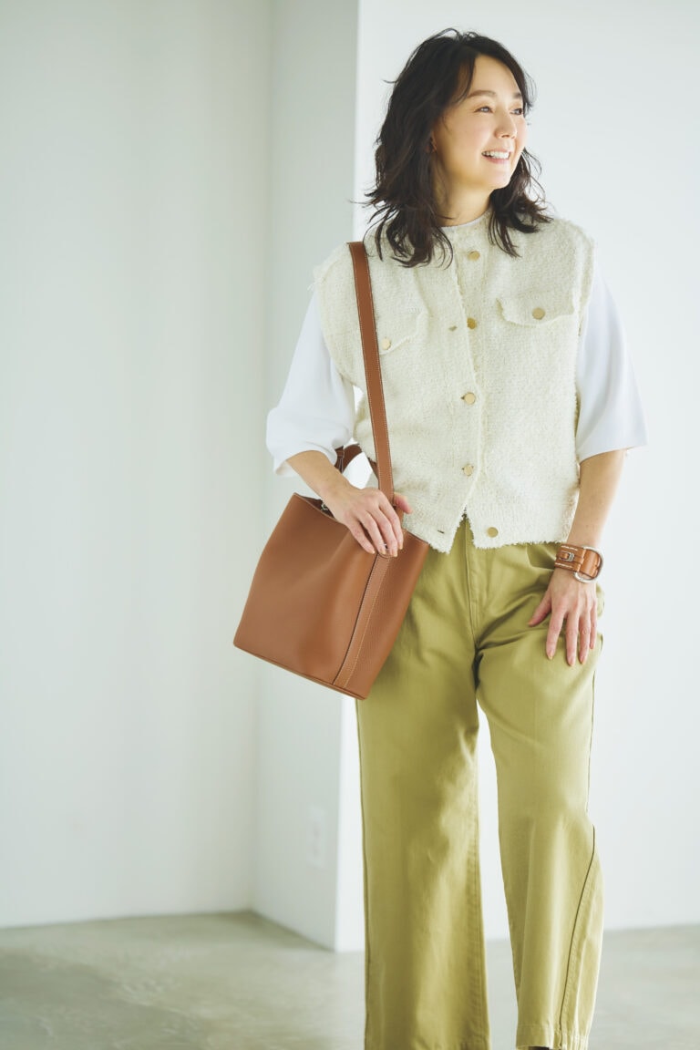 ベスト¥33,000、プルオーバー¥29,700／ともにボールジィ、バッグ¥218,900／ミチノ・パリ（すべてトゥモローランド）、パンツ¥26,400／ボニーウーブン（クローバーズ）、バングル¥29,700／シーエックスシー（アマン）