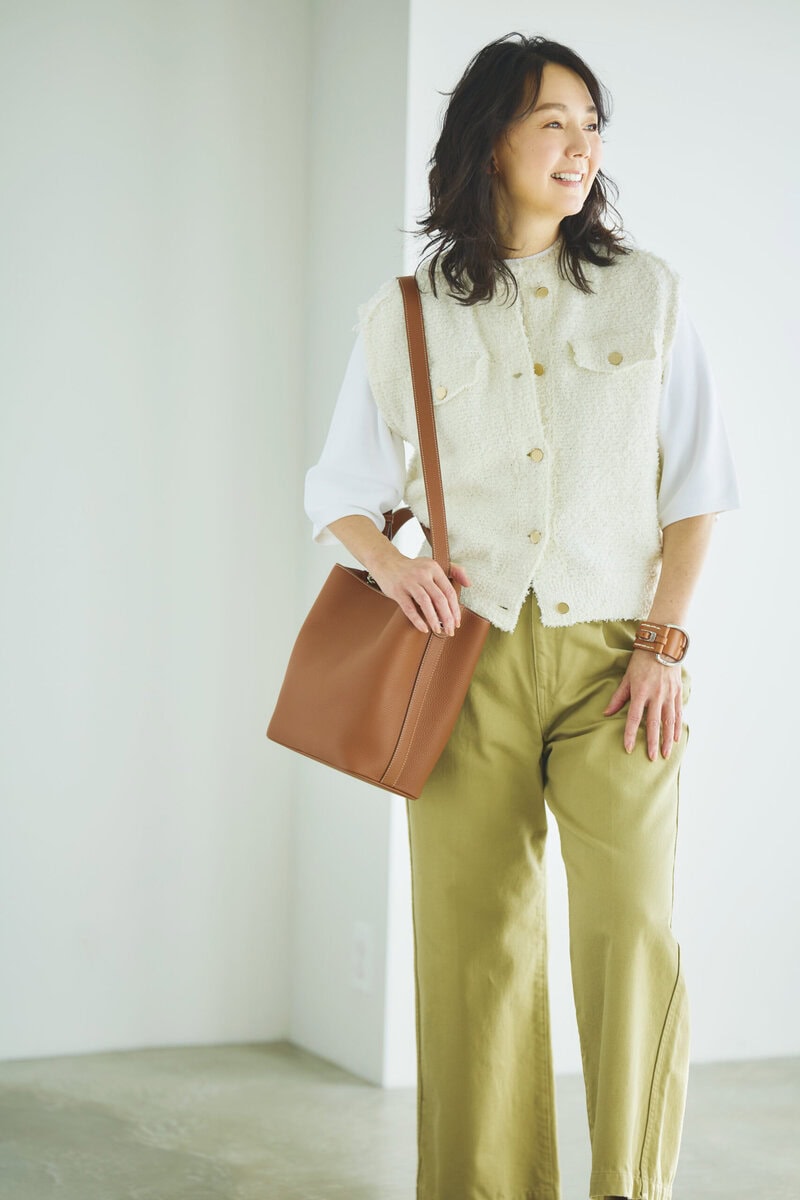 ベスト¥33,000、プルオーバー¥29,700／ともにボールジィ、バッグ¥218,900／ミチノ・パリ（すべてトゥモローランド）、パンツ¥26,400／ボニーウーブン（クローバーズ）、バングル¥29,700／シーエックスシー（アマン）
