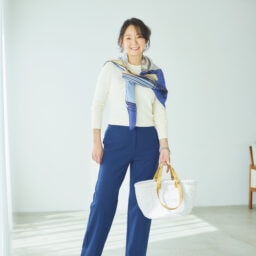 セーター¥18,000、パンツ¥16, 000、スカーフ¥18,000／すべてバナナ・リパブリック、バングル¥25,300／シーエックスシー（アマン）、バッグ¥44,000／バケットバゲージ、靴¥25,300／ギャルリー・ヴィー（ともにギャルリー・ヴィー 丸の内店）