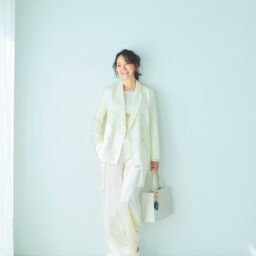 ジャケット¥52,800、ニット¥25,300、パンツ¥27,500／すべてロペ（ジュンカスタマーセンター）、バッグ¥170,500、チャーム¥35,200／ともにアニヤ・ハインドマーチ（アニヤ・ハインドマーチ ジャパン）、靴¥69,300／ペリーコ（アマン）