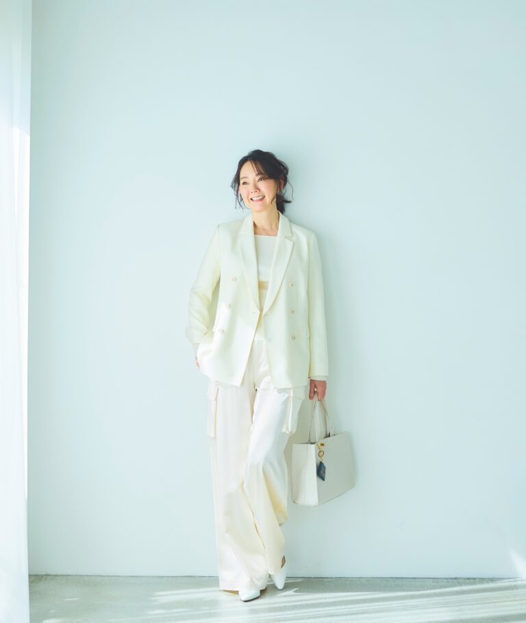 ジャケット¥52,800、ニット¥25,300、パンツ¥27,500／すべてロペ（ジュンカスタマーセンター）、バッグ¥170,500、チャーム¥35,200／ともにアニヤ・ハインドマーチ（アニヤ・ハインドマーチ ジャパン）、靴¥69,300／ペリーコ（アマン）