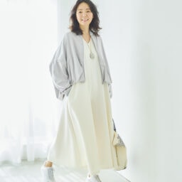 ジャンプスーツ¥61,600、ジャケット¥86,900／ともにコグ ザ ビッグスモーク、ネックレス¥28,600／シャノン ボンド（ギャルリー・ヴィー 丸の内店）、バッグ¥39,380／イヌイ・エディション（アッシュ・ぺー・フランス）、靴¥24,200／ホカ®（デッカーズジャパン）