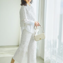 シャツ¥18,700、ブラウス¥25,300、パンツ¥26,400 ／すべてマカフィー（トゥモローランド）、バッグ ¥132,000／アニヤ・ハインドマーチ（アニヤ・ハイン ドマーチ ジャパン）、靴¥69,300／ペリーコ（アマン）