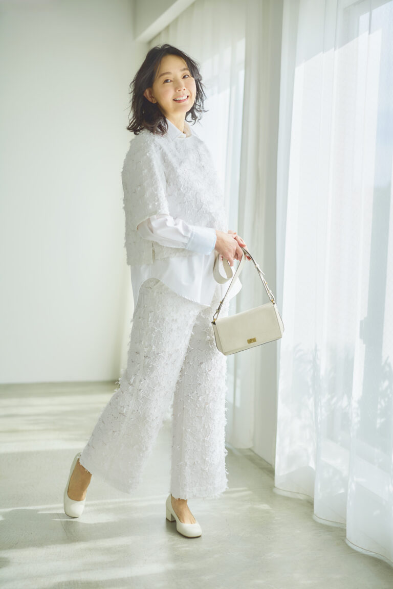 シャツ¥18,700、ブラウス¥25,300、パンツ¥26,400 ／すべてマカフィー（トゥモローランド）、バッグ ¥132,000／アニヤ・ハインドマーチ（アニヤ・ハイン ドマーチ ジャパン）、靴¥69,300／ペリーコ（アマン）