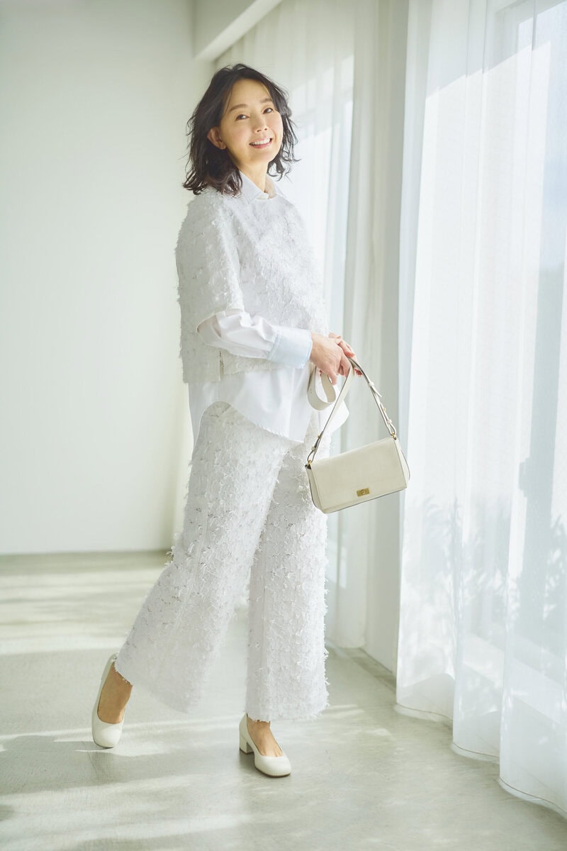 シャツ¥18,700、ブラウス¥25,300、パンツ¥26,400 /すべてマカフィー(トゥモローランド)、バッグ ¥132,000/アニヤ・ハインドマーチ(アニヤ・ハイン ドマーチ ジャパン)、靴¥69,300/ペリーコ(アマン)