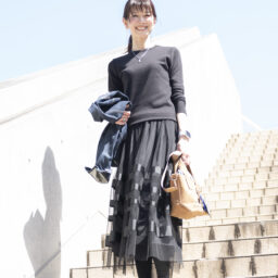 黒シフォンスカートで甘くなりすぎないフェミニンスタイル【Day4】
