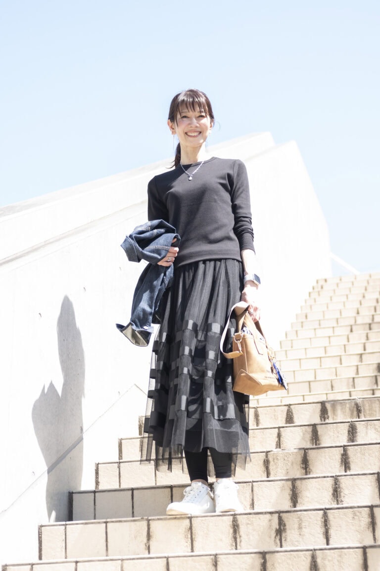 黒シフォンスカートで甘くなりすぎないフェミニンスタイル【Day4】