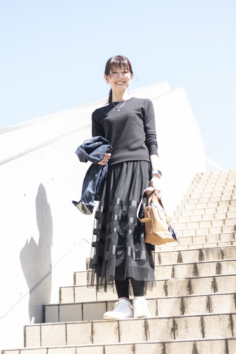 黒シフォンスカートで甘くなりすぎないフェミニンスタイル【Day4】