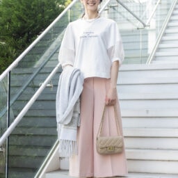 センタープレスが入った『ZARA』のワイドパンツを合わせた、清潔感のある綺麗めスタイル！【Day1】
