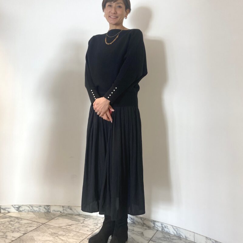 【60代お手本スナップ】シンプルなブラックコーデで差をつけるには？アクセサリーで品よくおしゃれを格上げ！
