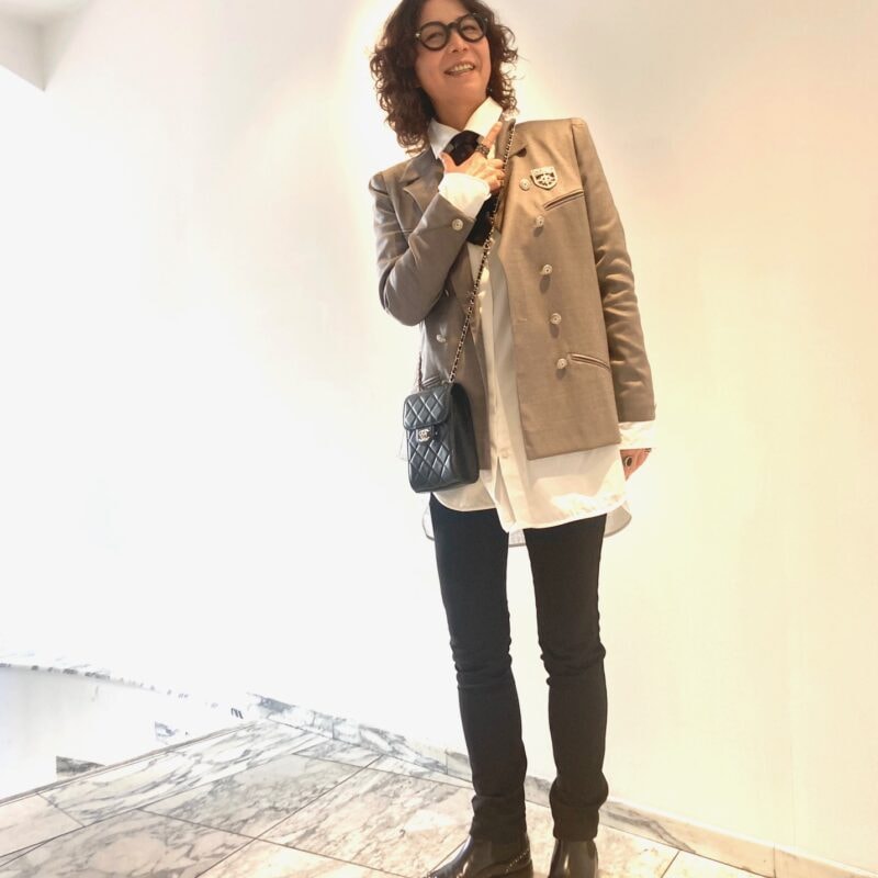【60代お手本スナップ】メガネと「シャネル」のネクタイでボーイッシュに！すらりとしたスタイルを生かしたパーティコーデ