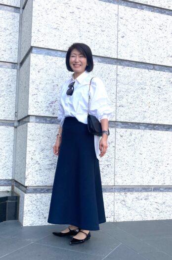 【60代お手本スナップ】「セルリ」のボリューム袖ブラウスで大人可愛く！シルエットがきれいなすっきりラインのスカートを合わせ、可憐なモノトーンコーデに！