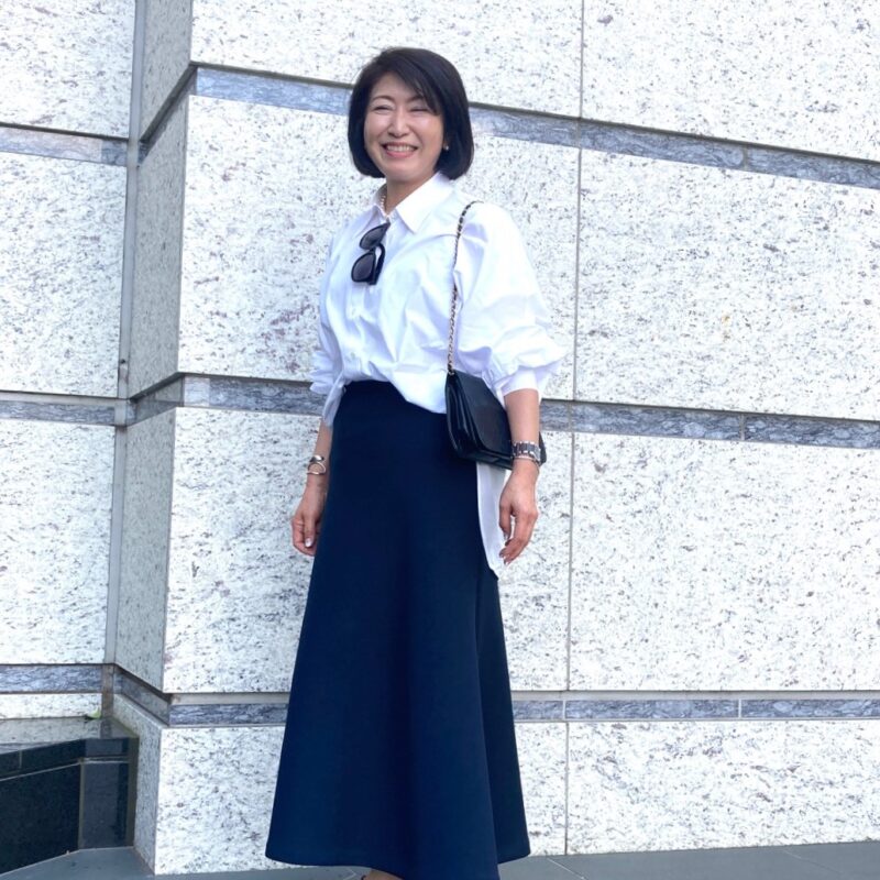 【60代お手本スナップ】「セルリ」のボリューム袖ブラウスで大人可愛く！シルエットがきれいなすっきりラインのスカートを合わせ、可憐なモノトーンコーデに！