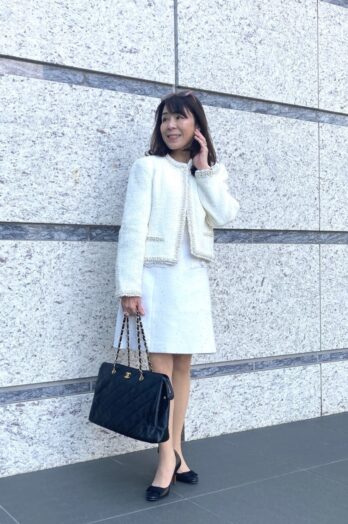 【60代お手本スナップ】「SHEIN」のワンピース＆ジャケットを高見えさせるには？爽やかなホワイトコーデを品よく仕上げる着こなしに注目！