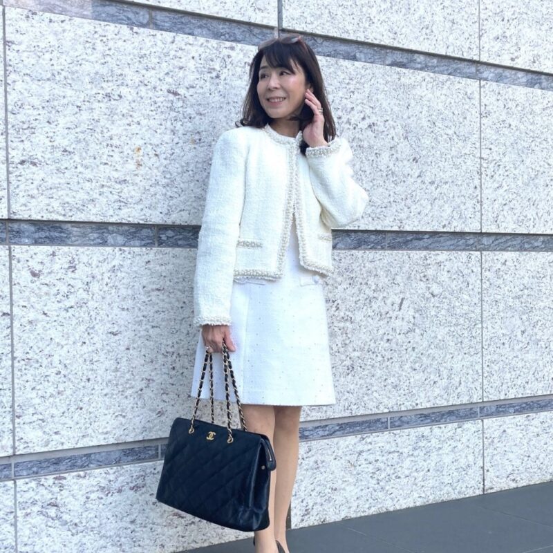 【60代お手本スナップ】「SHEIN」のワンピース＆ジャケットを高見えさせるには？爽やかなホワイトコーデを品よく仕上げる着こなしに注目！