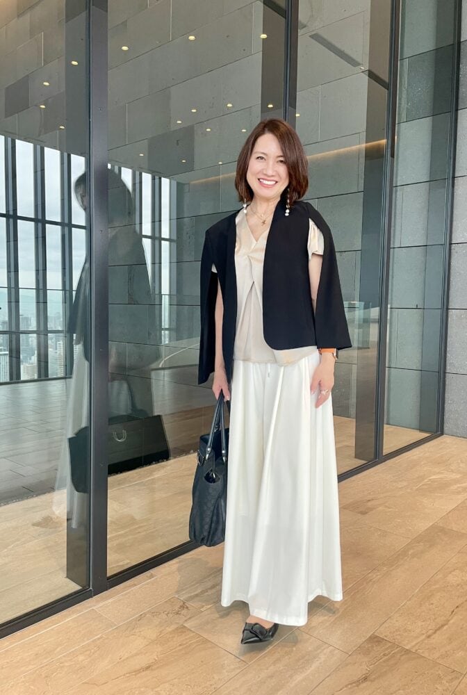 【60代お手本スナップ】「ZARA」のデザインジャケット×「ルフィル」のワイドパンツで、ホテル打ち合わせにもぴったりな大人洗練コーデ！
