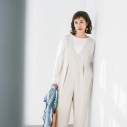 サロペット¥5,940／クロスファンクション、カットソー¥4,990／アンフィーロ（オンワード樫山）、ピアス¥7,700／アビステ、ストール¥17,600／マニプリ（ピモンテ）、バッグ¥33,000／ピモンテ、靴¥11,000／コンバース（コンバースインフォメーションセンター）、タンクトップ／スタイリスト私物