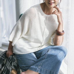 ニット¥3,960、ジレ¥5,940、パンツ¥3,960／ともにクロス ファンクション、メガネ¥990／ジーユー、イヤリング¥8,800／アビステ、バッグ¥13,000／プラステ、靴¥23,100／アトリエ ブルージュ、タンクトップ／スタイリスト私物