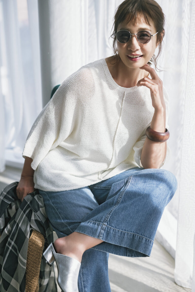 ニット¥3,960、ジレ¥5,940、パンツ¥3,960／ともにクロス ファンクション、メガネ¥990／ジーユー、イヤリング¥8,800／アビステ、バッグ¥13,000／プラステ、靴¥23,100／アトリエ ブルージュ、タンクトップ／スタイリスト私物