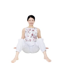 膝を開いて座り、手をつく