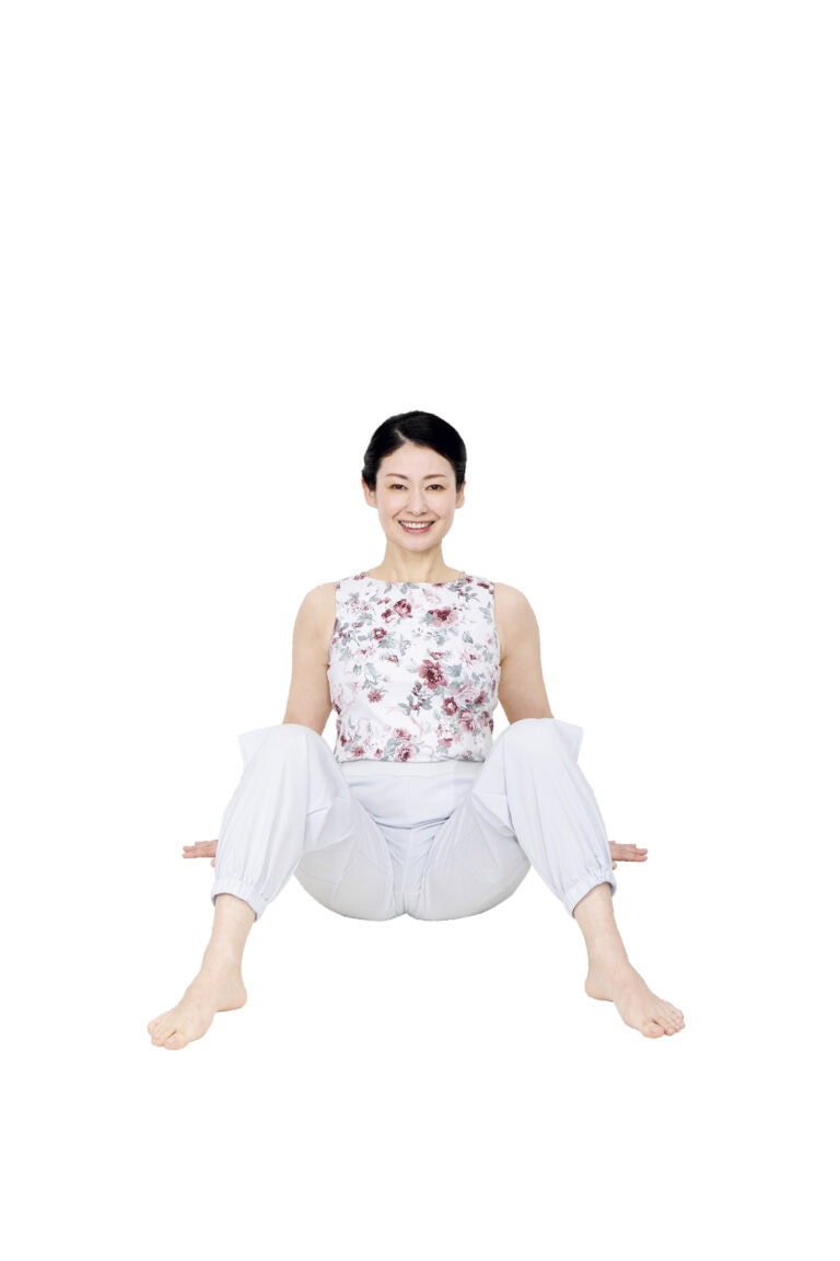膝を開いて座り、手をつく